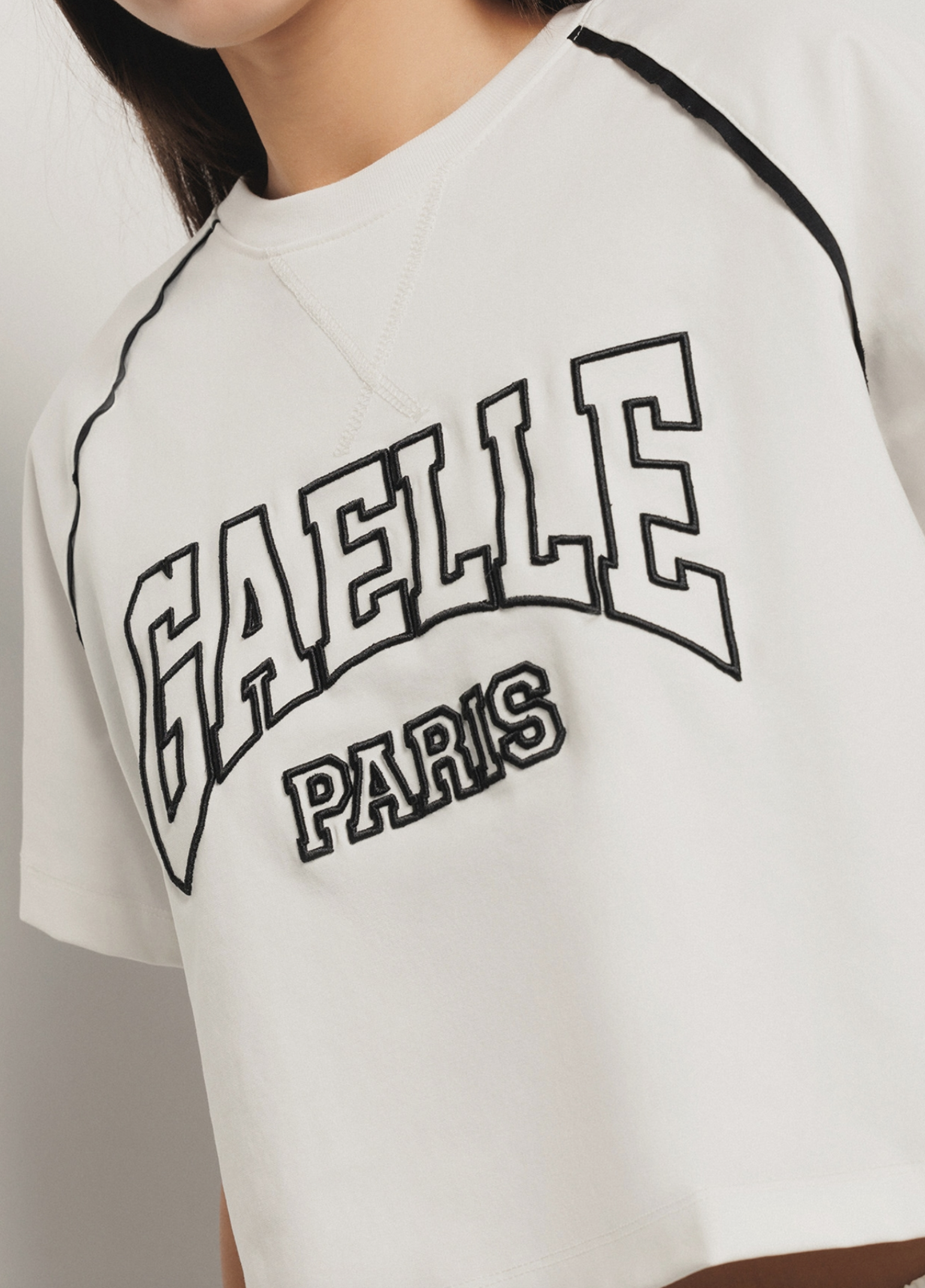 T shirt GAELLE PARIS crop paricollo raglan con inserti profilo