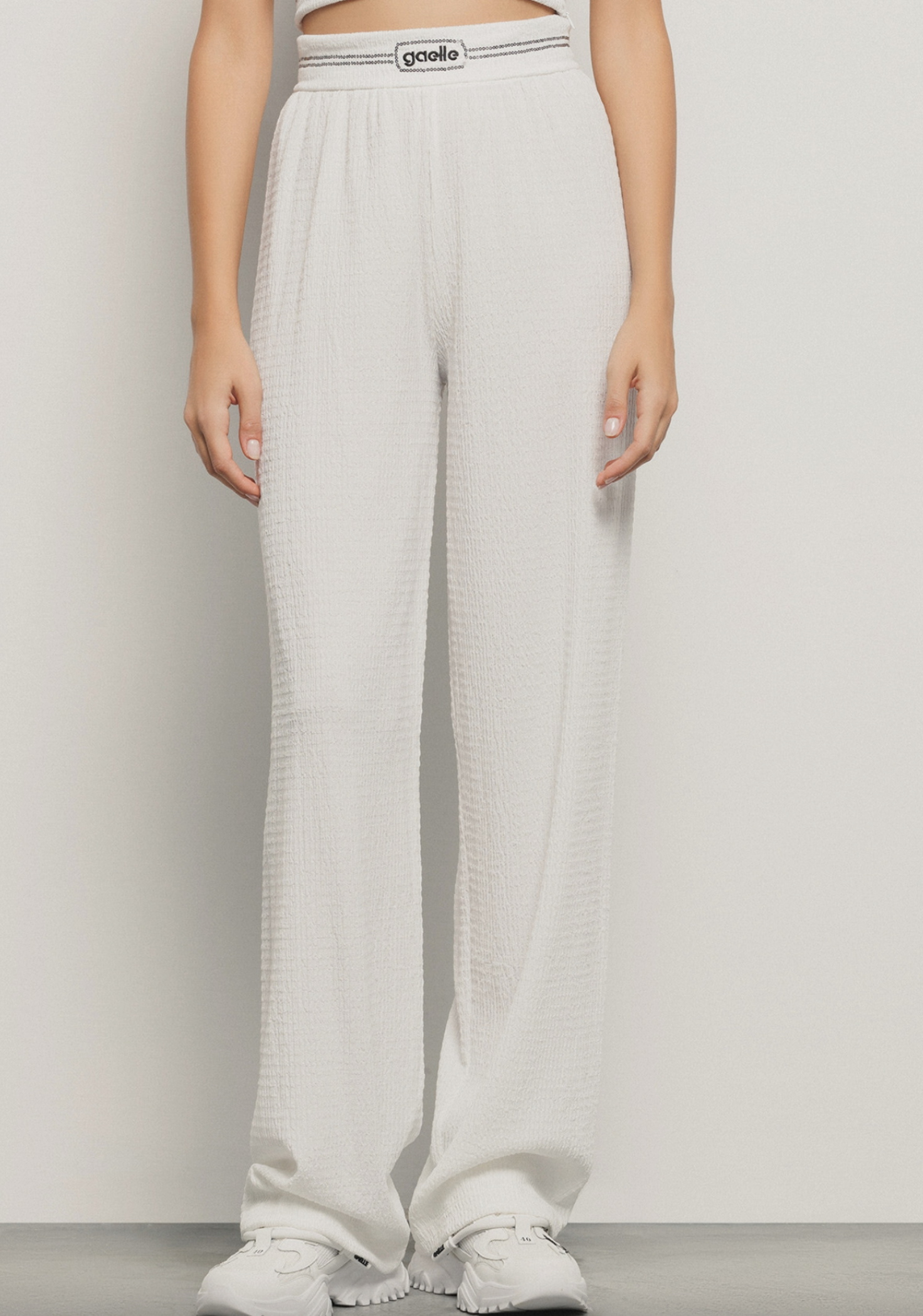 Pantalone GAELLE PARIS largo con cinto logato
