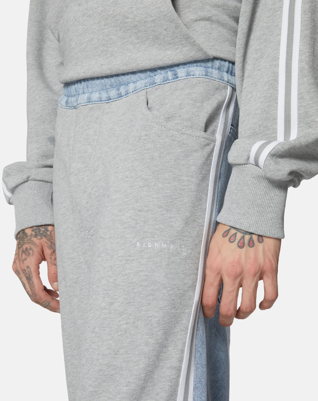 Pantaloni RICHMOND ampi tuta e denim