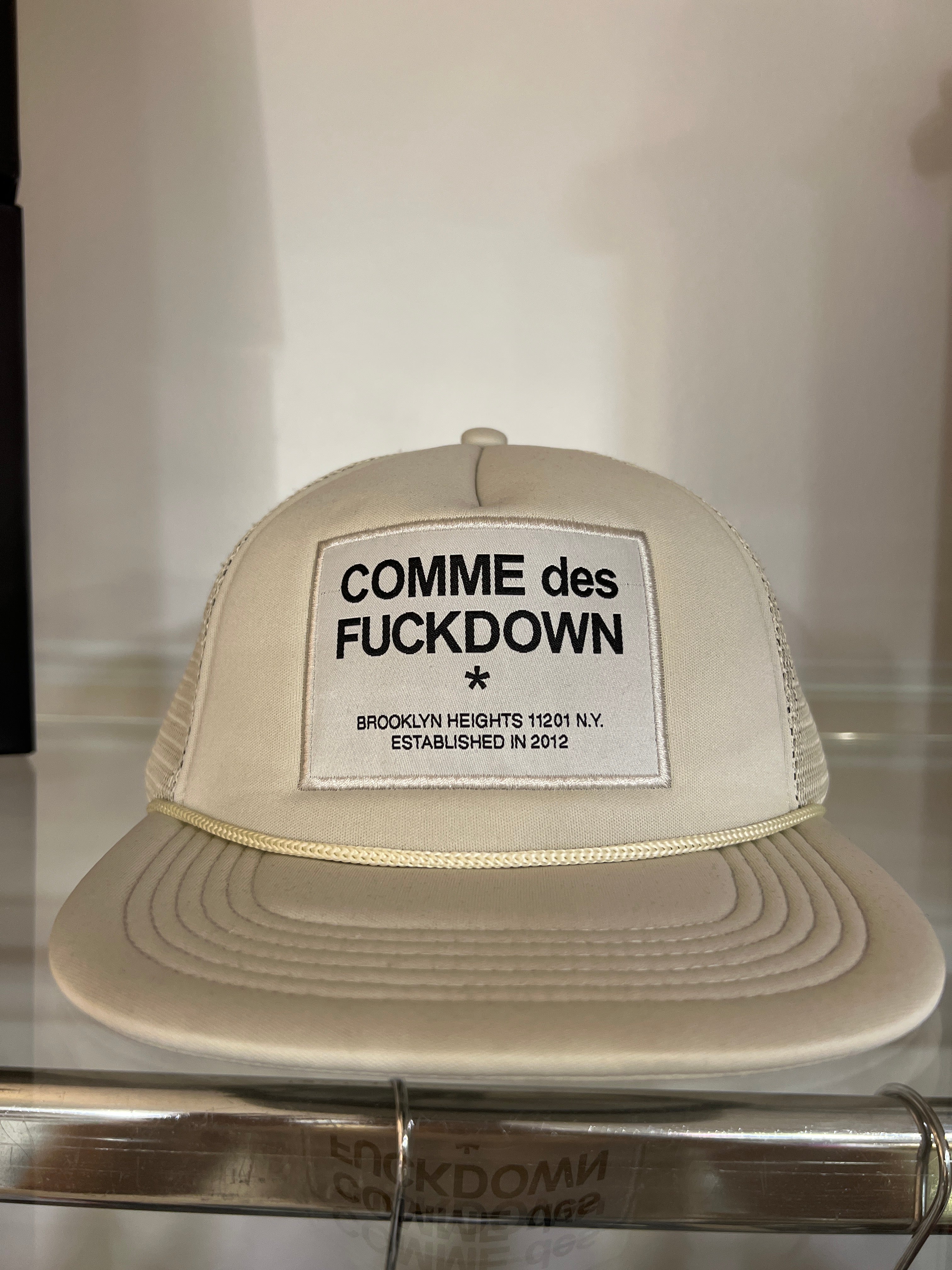 Cappello COMME DES FUCK DOWN con visiera e retina CFACX00004