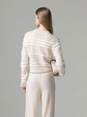 Pullover GAELLE PARIS con motivo a treccia e pendaglio logato sul retro